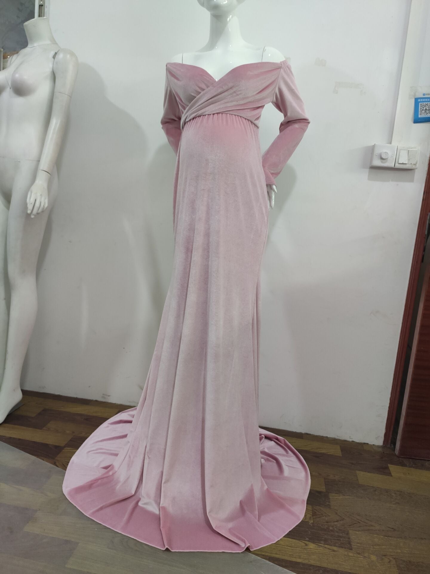 Women's Gold Veet Trailing Long Dress Graphy Dresses
